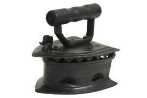 מגהץ אספנות רטרו שחור (רוחב 10 גובה 17 עומק 18 )