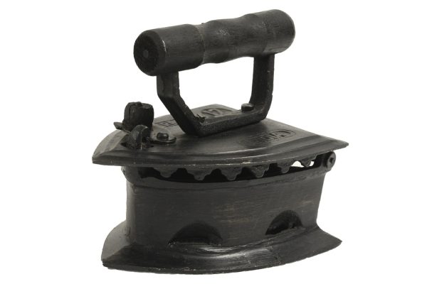 מגהץ אספנות רטרו שחור (רוחב 10 גובה 17 עומק 18 )